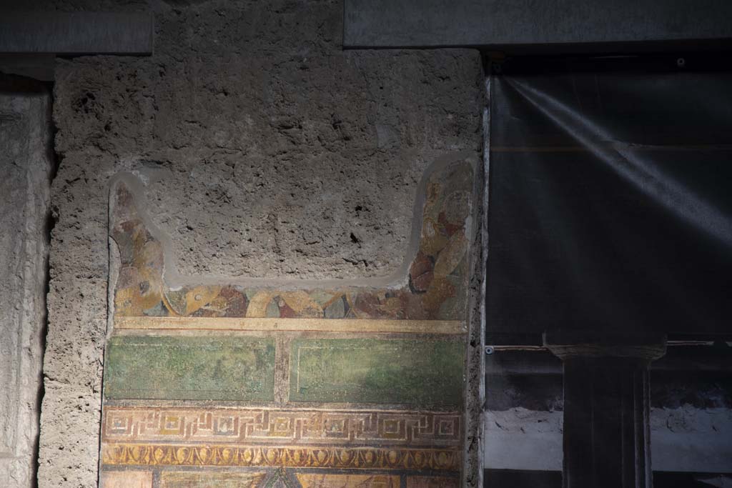 Villa dei Misteri, Pompeii. March 2019. Room 64, detail of painted decoration from upper east wall at north end of doorway to peristyle.
Foto Annette Haug, ERC Grant 681269 DÉCOR.

