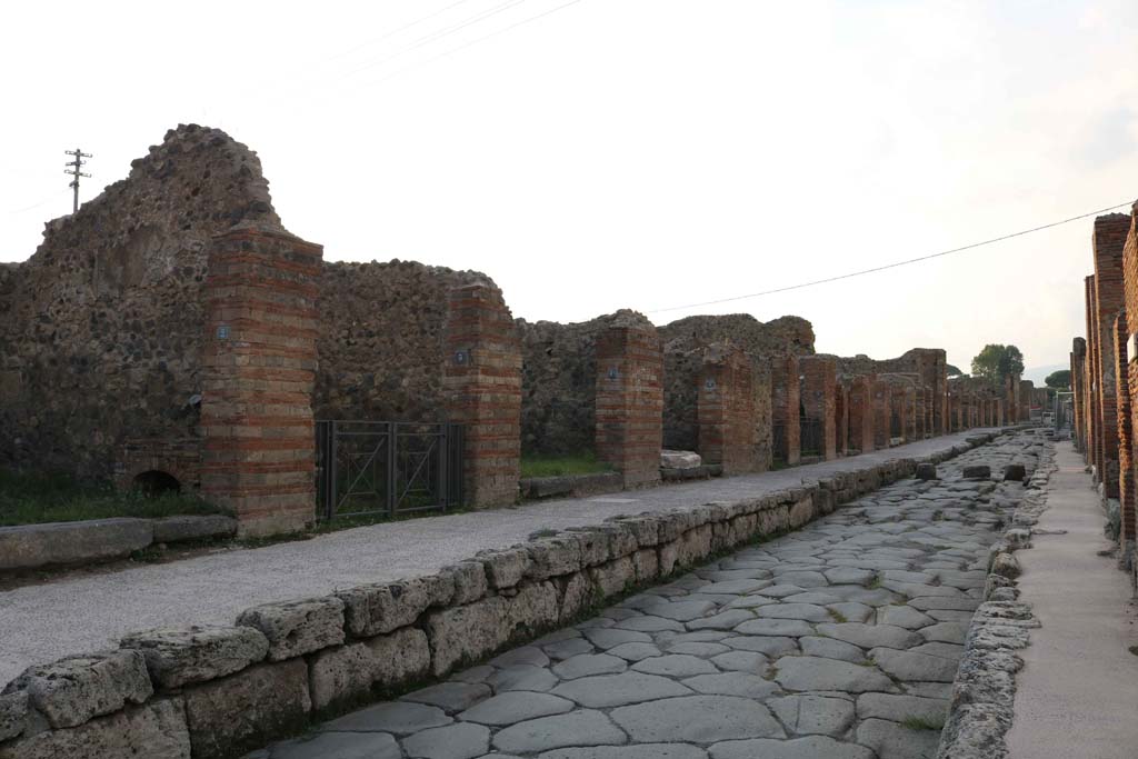 Via Stabiana, Pompeii. September 2018. Looking north along VII.2, from near VII.2.2, on left. Photo courtesy of Aude Durand.