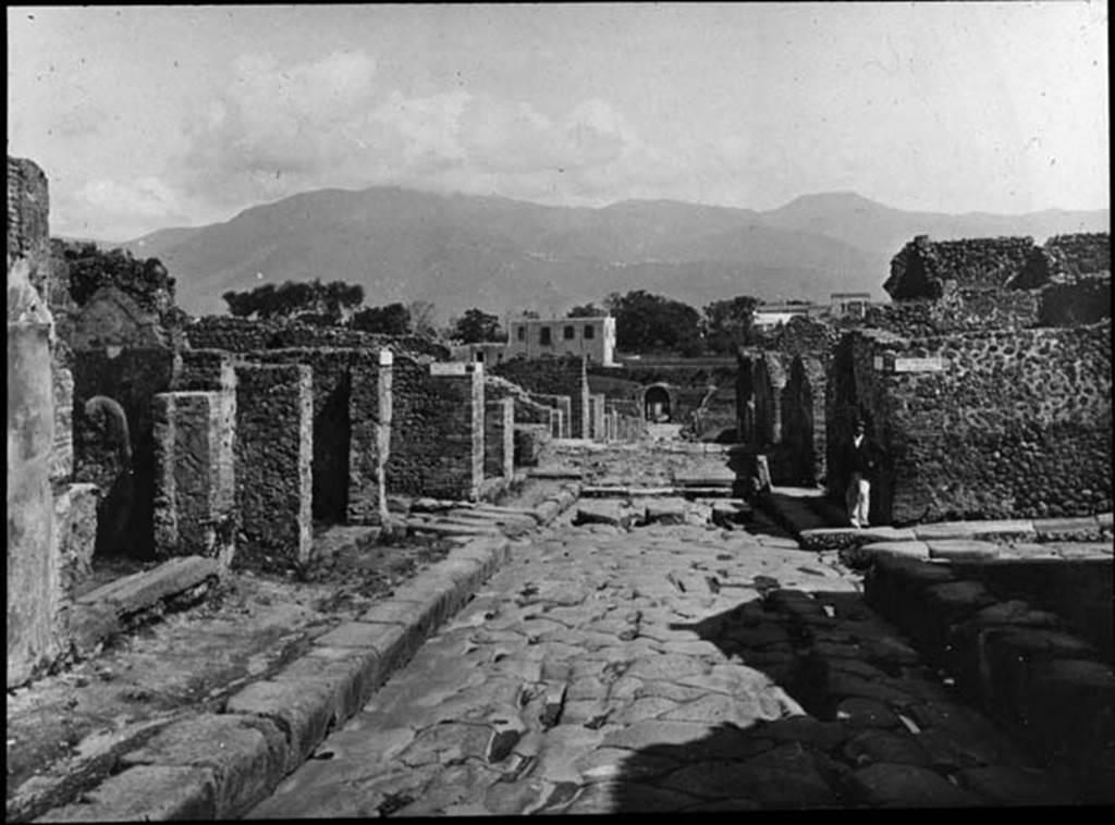 Via Stabiana, Photo by Fratelli Alinari (I. D. E. A.). Looking south to Stabian Gate. 
Used with the permission of the Institute of Archaeology, University of Oxford. File name instarchbx208im 005. Resource ID. 44331.

