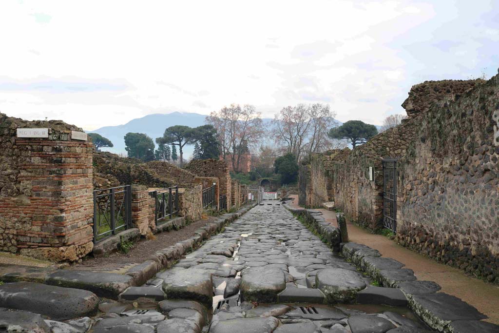 Via Stabiana, Pompeii. December 2018. Looking south between I.3 and VIII.7, from junction with Vicolo del Menandro, on left. Photo courtesy of Aude Durand.