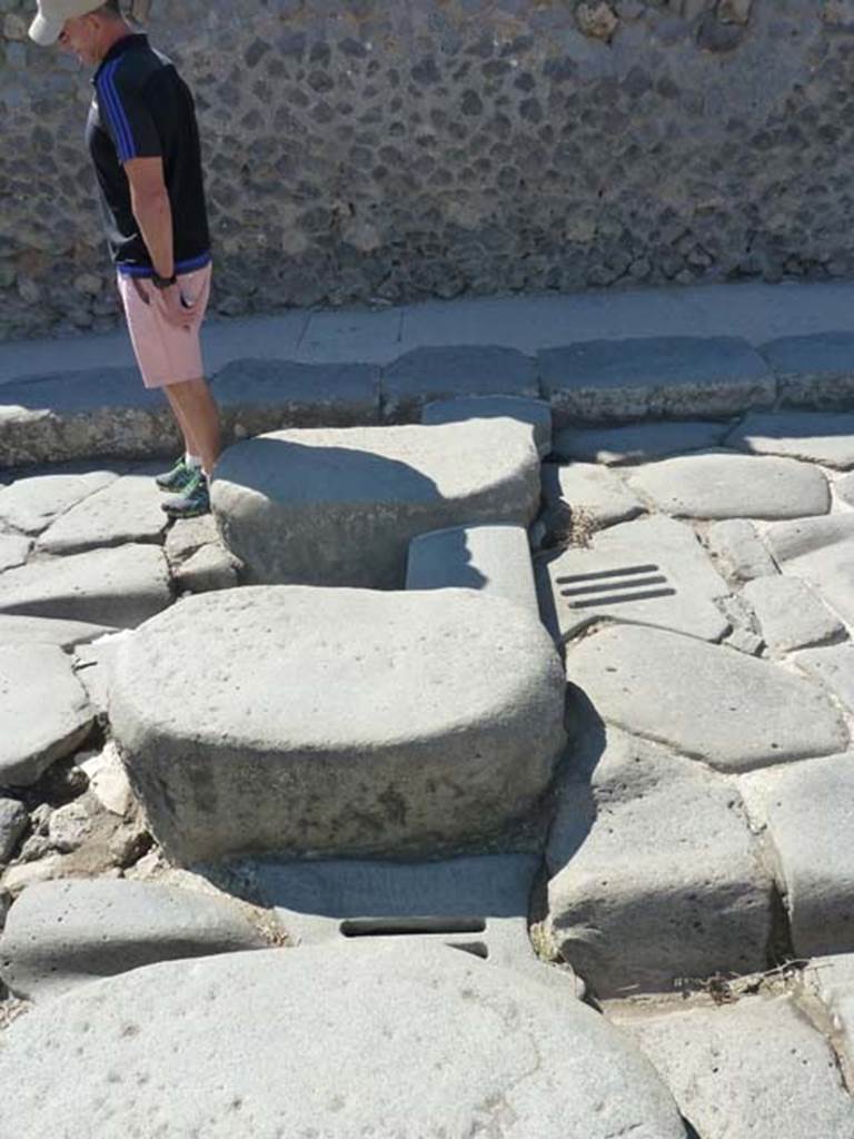 Via Stabiana, September 2015. Stepping stones with improvement to drainage.