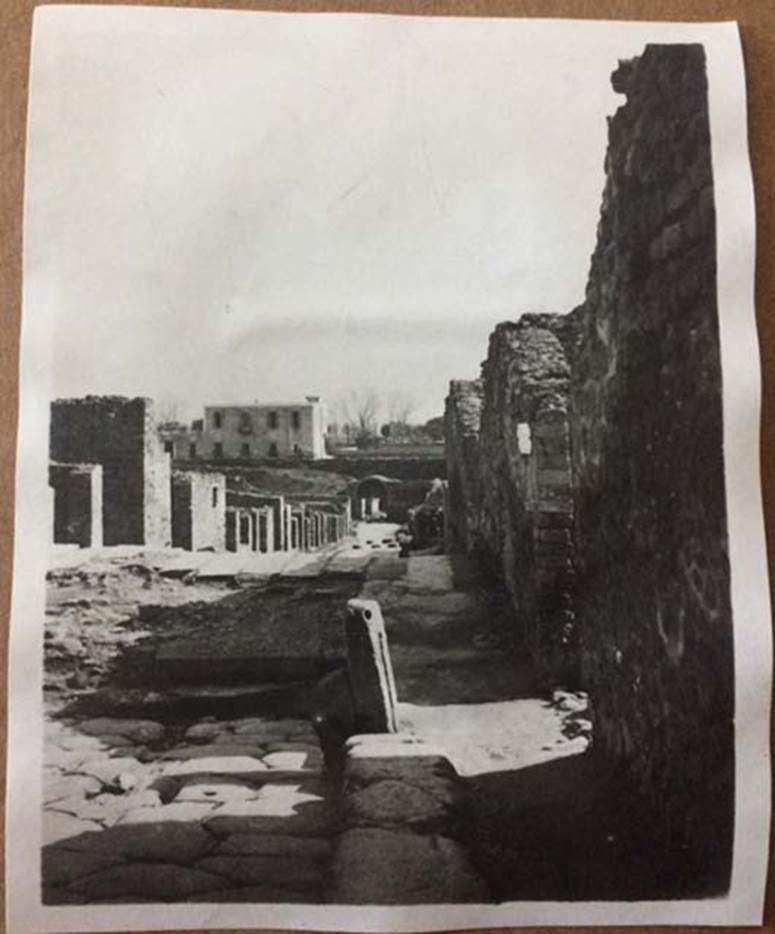 Via Stabiana, Pompeii. August 27, 1904. Looking south from near VIII.7.25.  Photo courtesy of Rick Bauer.
