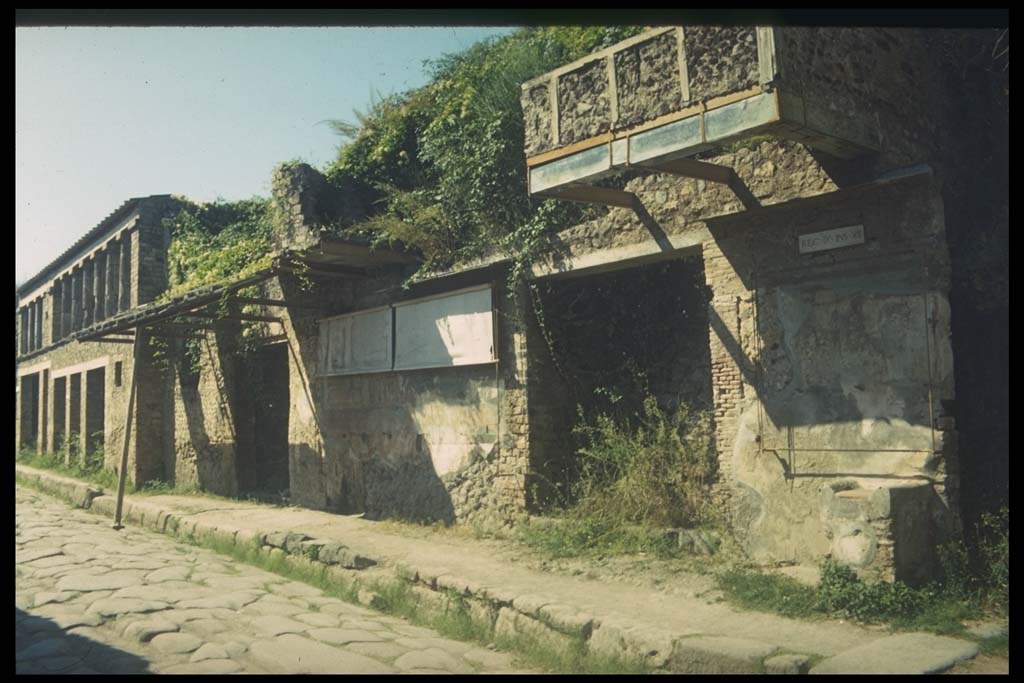 Via dell’Abbondanza, north side. Looking west along front façade of IX.12. 
Photographed 1970-79 by Günther Einhorn, picture courtesy of his son Ralf Einhorn.
