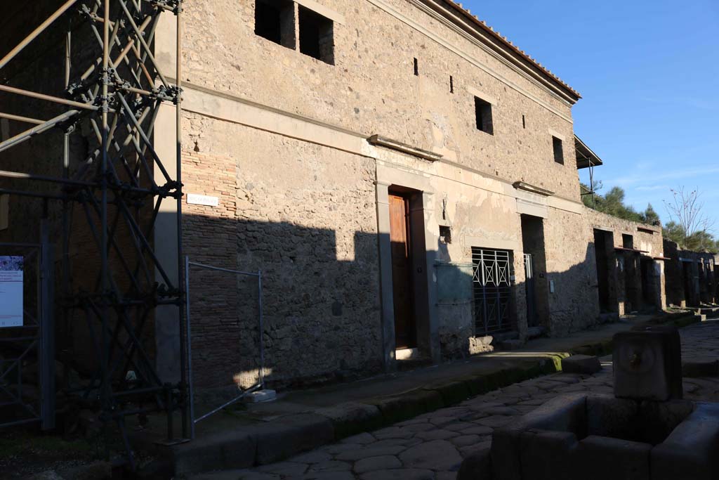 Via dell’Abbondanza, Pompeii. December 2018. 
Looking east from junction with unnamed vicolo, on left, along front façade towards IX.13.1-6. Photo courtesy of Aude Durand.

