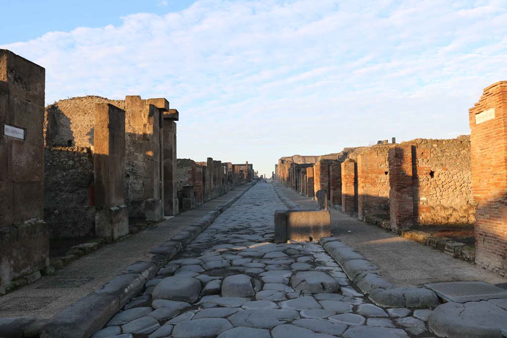 Via dell’Abbondanza, Pompeii. December 2018. 
Looking west between VIII.5, on left, and VII.14, on right. Photo courtesy of Aude Durand. 
