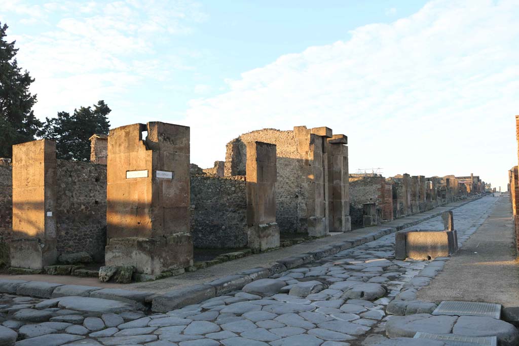 Via dell’Abbondanza, Pompeii, south side. December 2018. 
Looking west from junction with Via dei Teatri, on left, and VIII.5.31 and VIII.5.30 on corner. Photo courtesy of Aude Durand.
