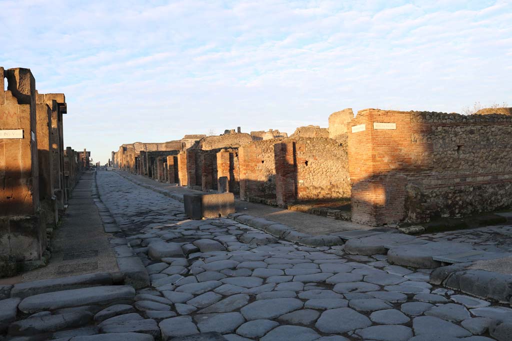 Via dell’Abbondanza, Pompeii. December 2018. Looking west between VIII.5, on left, and VII.14, on right.
From junction with Via dei Teatri, on extreme left, and Vicolo del Lupanare, on extreme right. Photo courtesy of Aude Durand.
