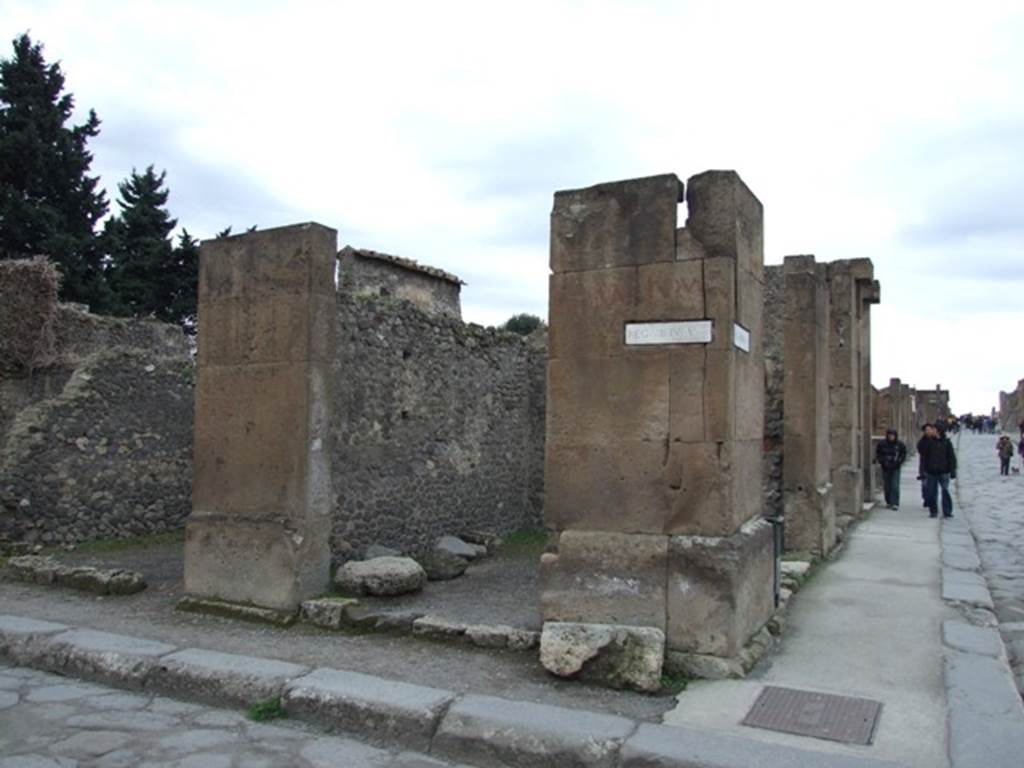 Via dell’ Abbondanza. South side, on right. VIII.5.31 on west corner of Via dei Teatri, on left. December 2007.  