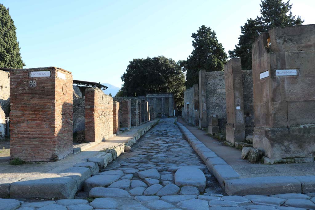 Via dell’Abbondanza, south side, Pompeii. December 2018. 
Looking south towards junction with Via dei Teatri. Photo courtesy of Aude Durand.
