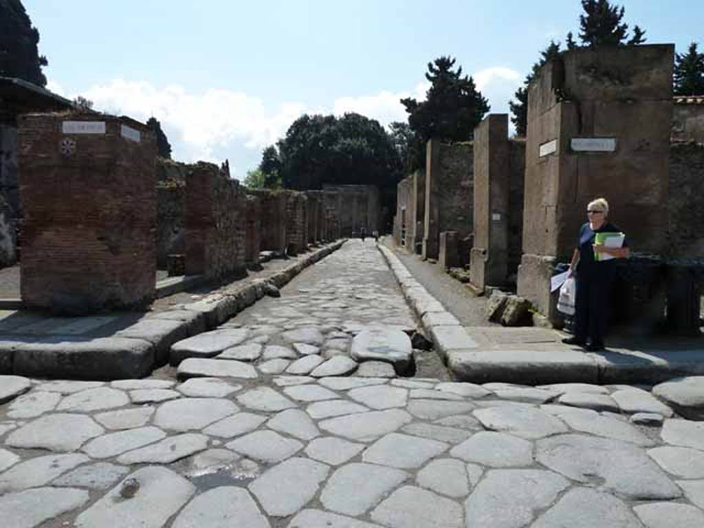 Via dell’Abbondanza. May 2010. Looking south along Via dei Teatri between VIII.4 and VIII.5, from junction.