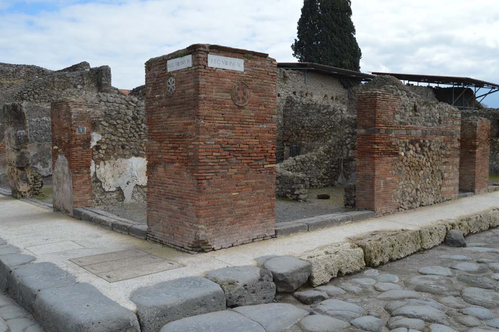Via dell’Abbondanza, south side, Pompeii. March 2018. Looking south-east from junction of Via dell’Abbondanza, on left, and Via dei Teatri, on right.
Foto Taylor Lauritsen, ERC Grant 681269 DÉCOR.
