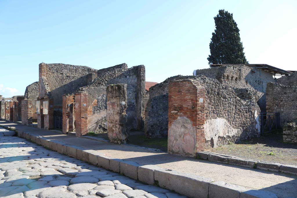 Via dell’Abbondanza, south side, Pompeii December 2018. Looking east from VIII.4.1, on right. Photo courtesy of Aude Durand.