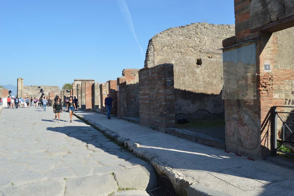 Via dell’Abbondanza, south side, Pompeii. October 2017. Looking east from VIII.4.6, on right.
Foto Taylor Lauritsen, ERC Grant 681269 DÉCOR
