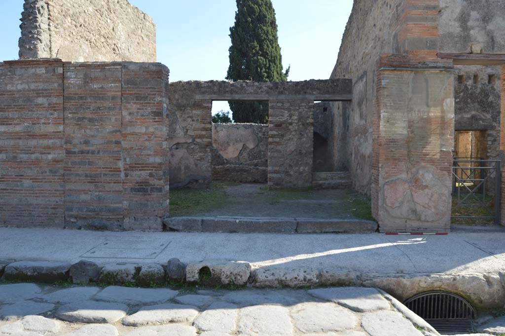Via dell’Abbondanza, south side, Pompeii. October 2017. Looking south towards entrance doorway at VIII.4.7, in centre.
Foto Taylor Lauritsen, ERC Grant 681269 DÉCOR.
