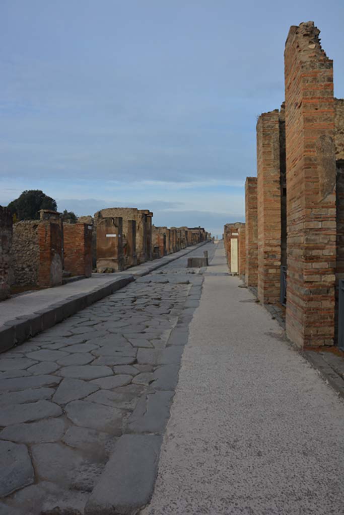 Via dell’Abbondanza, Pompeii. October 2018. Looking west between VIII.4 and VII.1.
Foto Annette Haug, ERC Grant 681269 DÉCOR.
