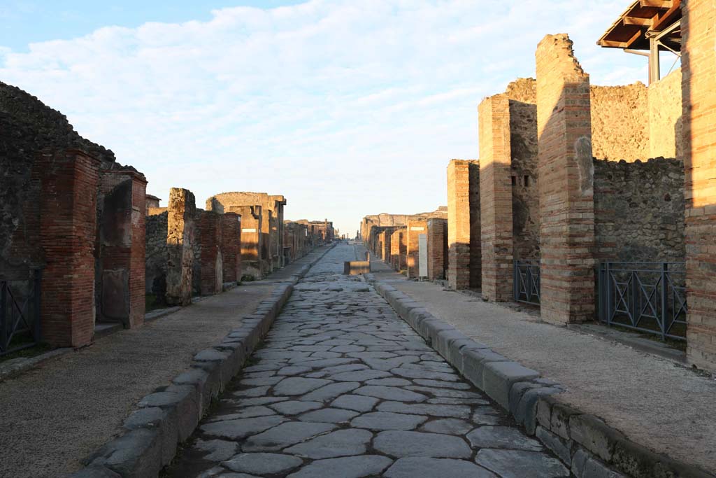 Via dell’Abbondanza, Pompeii. December 2018. 
Looking west from between VIII.4, on left, and VII.1, on right. Photo courtesy of Aude Durand.
