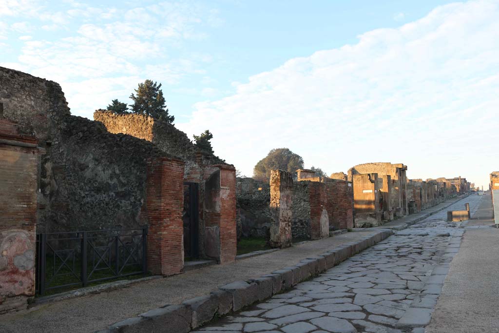 Via dell’Abbondanza, south side, Pompeii. December 2018. Looking west along VIII.4.  Photo courtesy of Aude Durand.