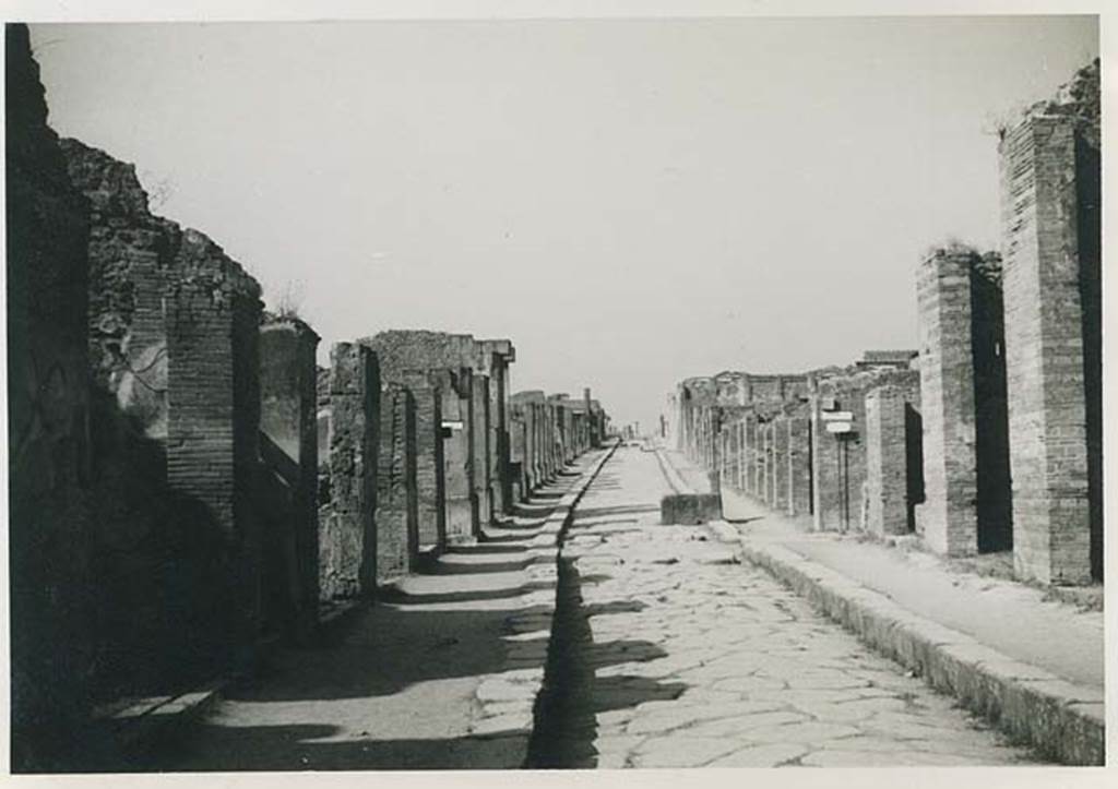 Via dell’ Abbondanza. 1956. Looking west between VIII.4 and VII.1. Photo courtesy of Rick Bauer.