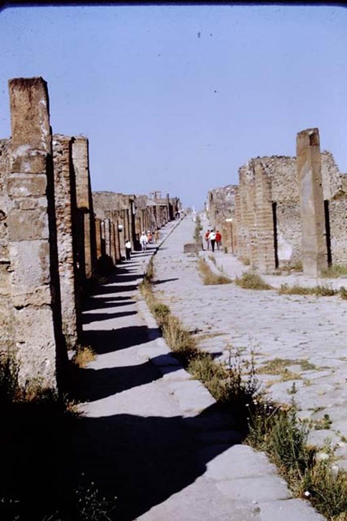 Via dell’ Abbondanza, Pompeii. 1968. Looking west towards Forum, from between VIII.4 and VII.1.  Photo by Stanley A. Jashemski.
Source: The Wilhelmina and Stanley A. Jashemski archive in the University of Maryland Library, Special Collections (See collection page) and made available under the Creative Commons Attribution-Non Commercial License v.4. See Licence and use details.
J68f1053
