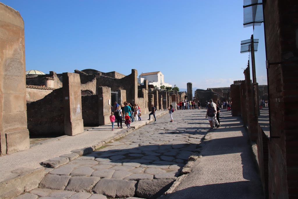 Via dell’ Abbondanza, Pompeii. October 2022. Looking east between VII.1 and VIII.4. Photo courtesy of Klaus Heese. 