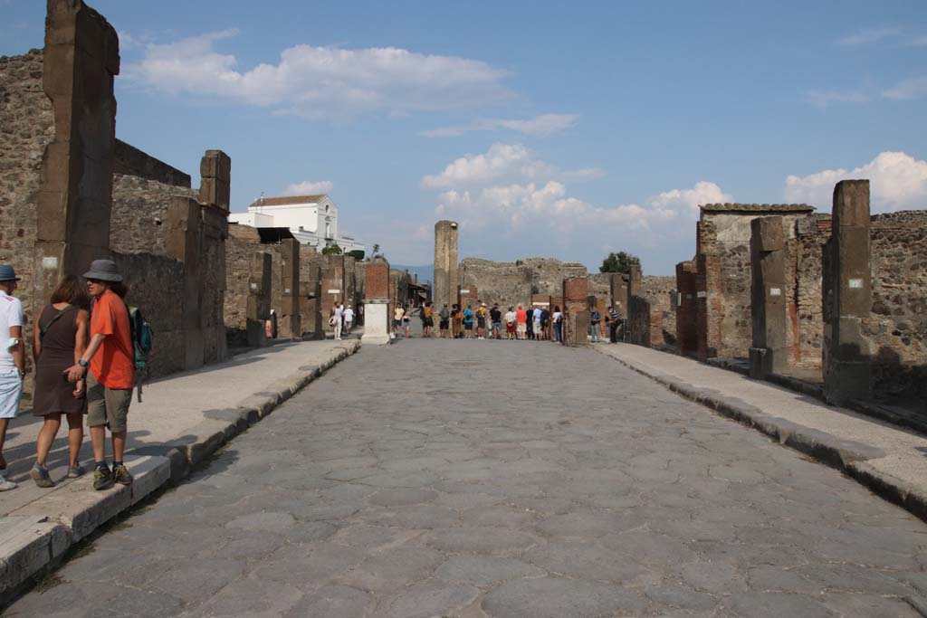 Via dell’ Abbondanza, Pompeii. September 2021. Looking east between VII.1 and VIII.4. Photo courtesy of Klaus Heese.
