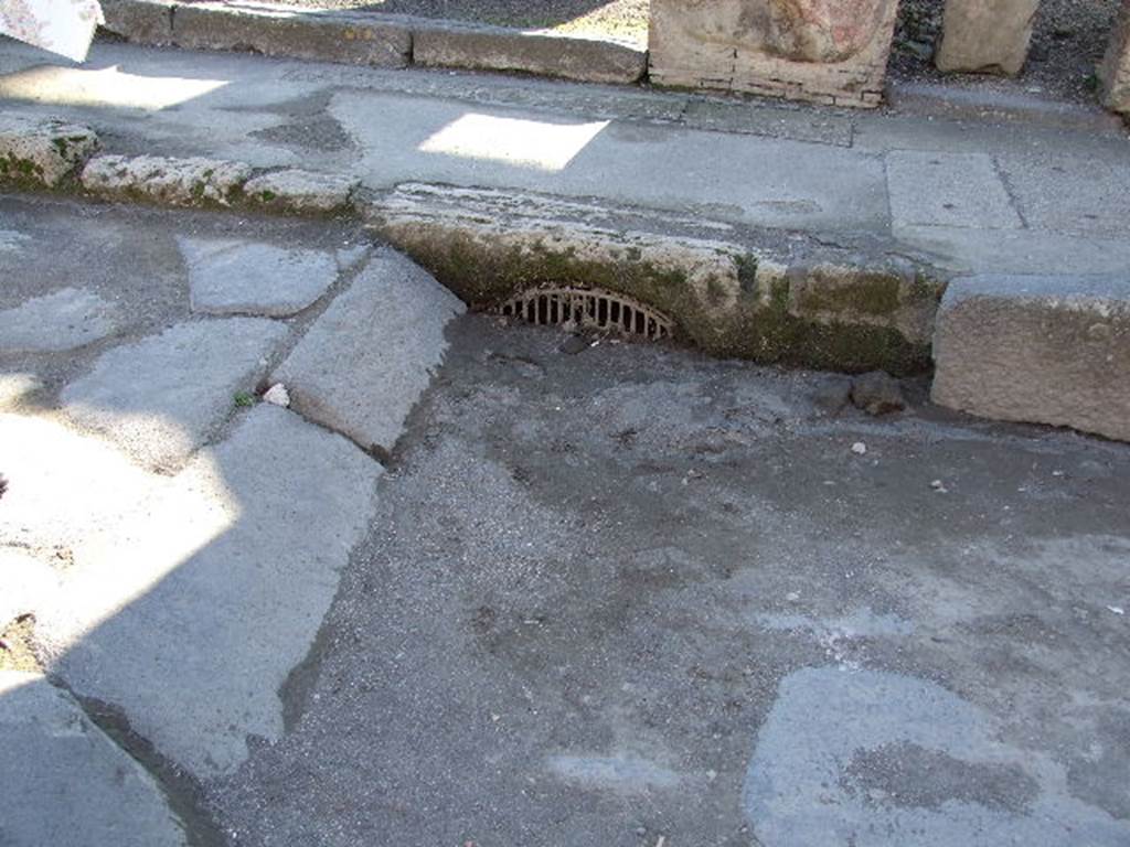 Via dell’ Abbondanza. South side. Detail of road surface and drain outside VIII.4.6. December 2006.