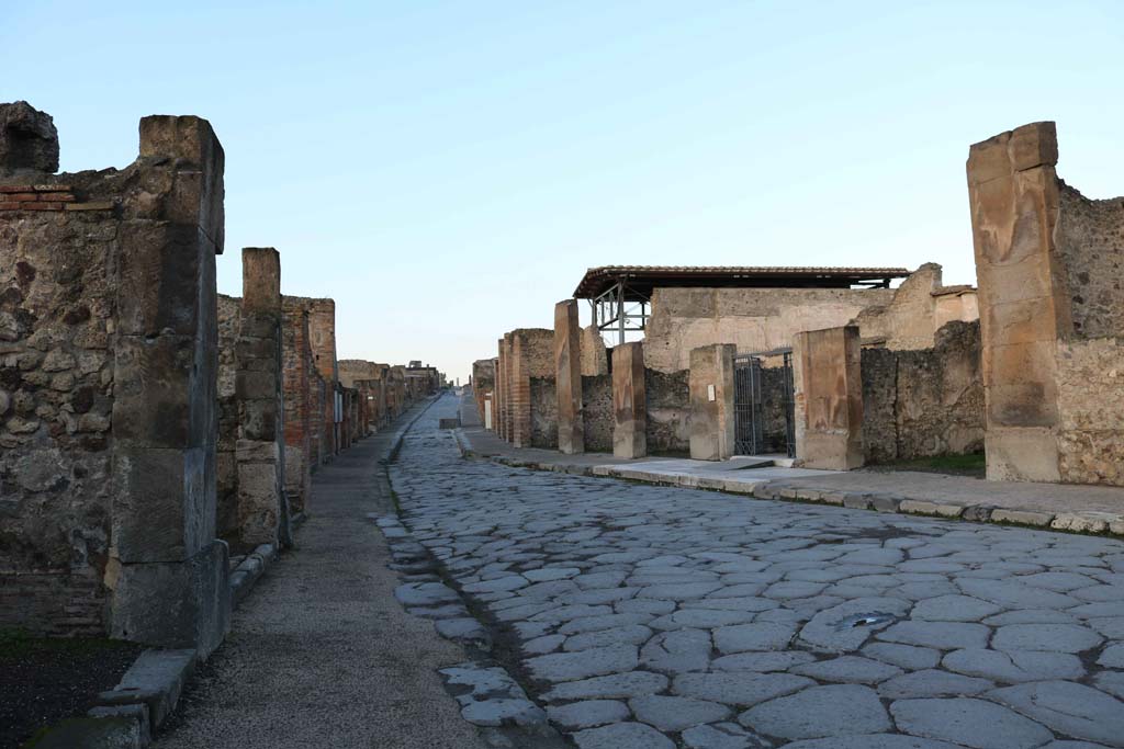 Via dell’Abbondanza, Pompeii. December 2018. Looking west from between VIII.4, on left, and VII.1, on right. Photo courtesy of Aude Durand.