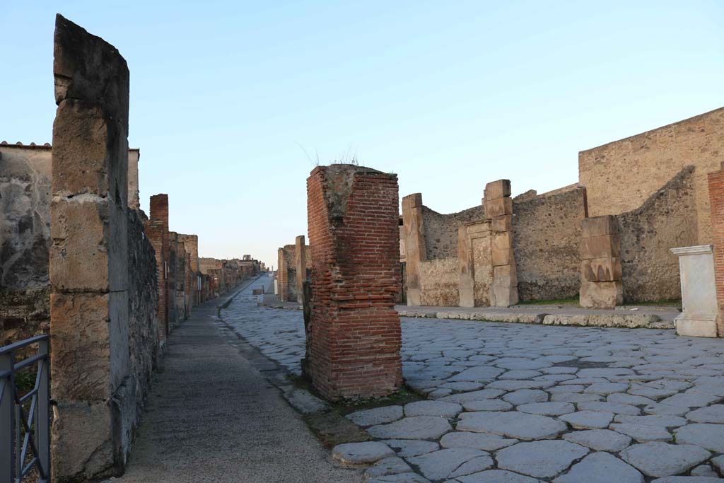 Via dell’Abbondanza, Pompeii. December 2018. 
Looking west towards Forum from near VIII.4.17, and Holconius’ crossroads. Photo courtesy of Aude Durand.
