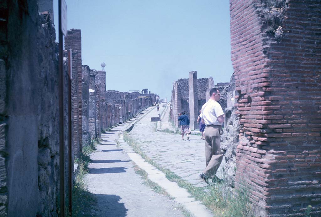 Via dell’Abbondanza, Pompeii. June 1962. Looking west towards Forum from near VIII.4.17. Photo courtesy of Rick Bauer.