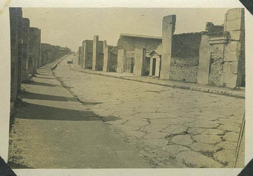 Via dell’ Abbondanza, Pompeii. 29th March 1922. Looking west towards Forum from the opposite side of the roadway from VII.1.10. Photo courtesy of Rick Bauer.
