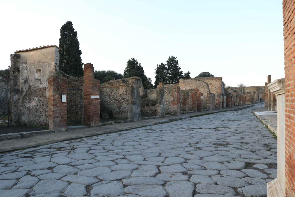 Via dell’Abbondanza, south side, Pompeii. December 2018. Looking west along VIII.4.  Photo courtesy of Aude Durand.