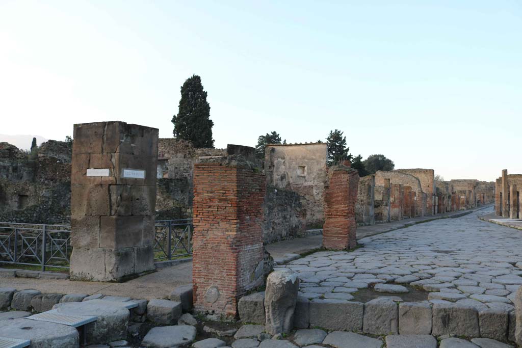 Via dell’Abbondanza, south side, Pompeii. December 2018. 
Looking west along VIII.4, from Holconius’ crossroad. Photo courtesy of Aude Durand.
