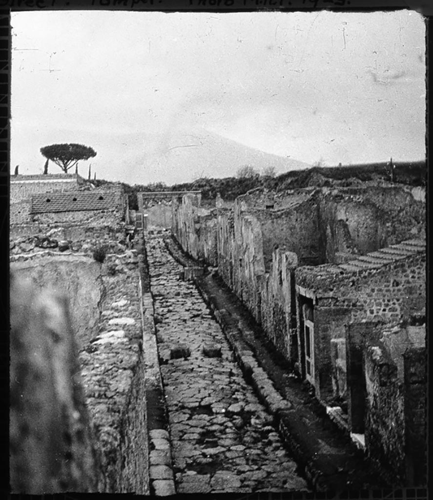 Vicolo dei Vettii, Pompeii, northern end. Photo by B. M. Blackwood. 
Looking north with two doorways with white threshold, on right, belonging to VI.16.34 and 35.
Used with the permission of the Institute of Archaeology, University of Oxford. File name blackwood 011. Resource ID. 24596.
See photo on University of Oxford HEIR database
