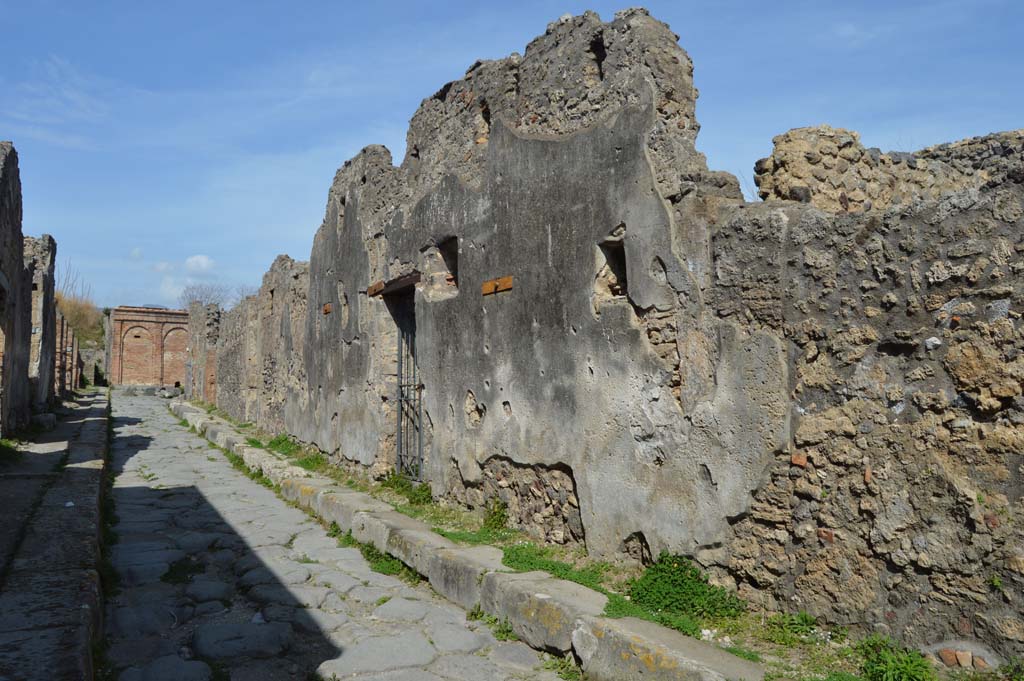 Vicolo dei Vettii, east side, Pompeii. March 2019. Looking north along VI.16, from near VI.16.27.
Foto Taylor Lauritsen, ERC Grant 681269 DÉCOR.
