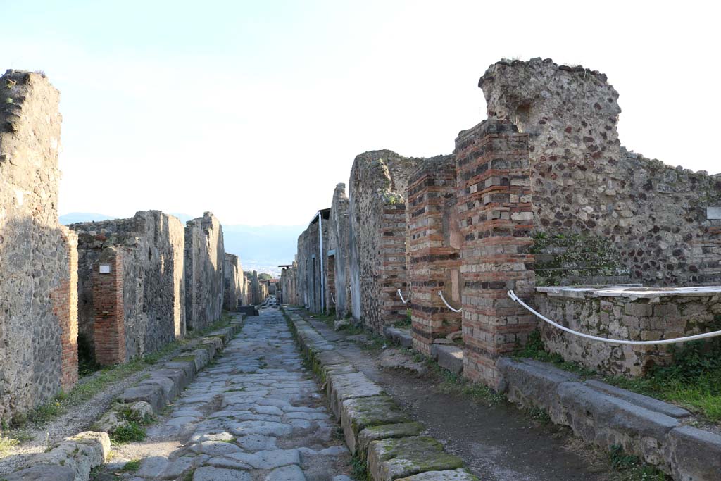 Vicolo dei Vettii between VI.16 and VI.15. December 2018. Looking south from VI.15.15, on right. Photo courtesy of Aude Durand.