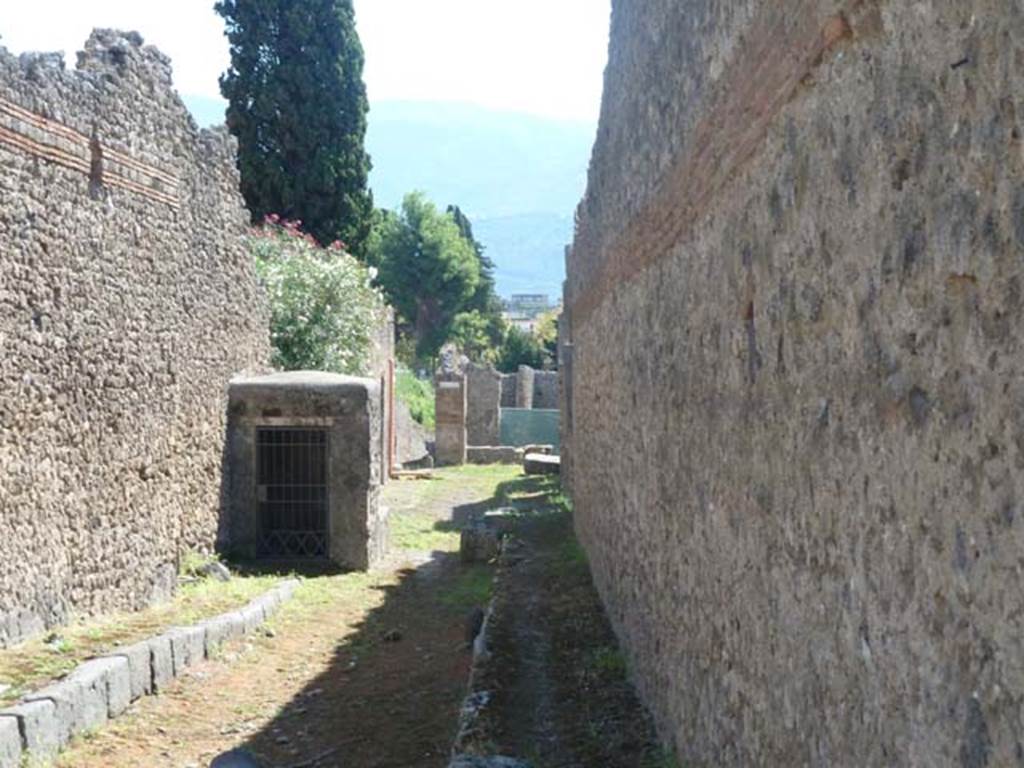 Vicolo del Citarista, Pompeii. September 2015. Looking south between 1.10 and I.3.