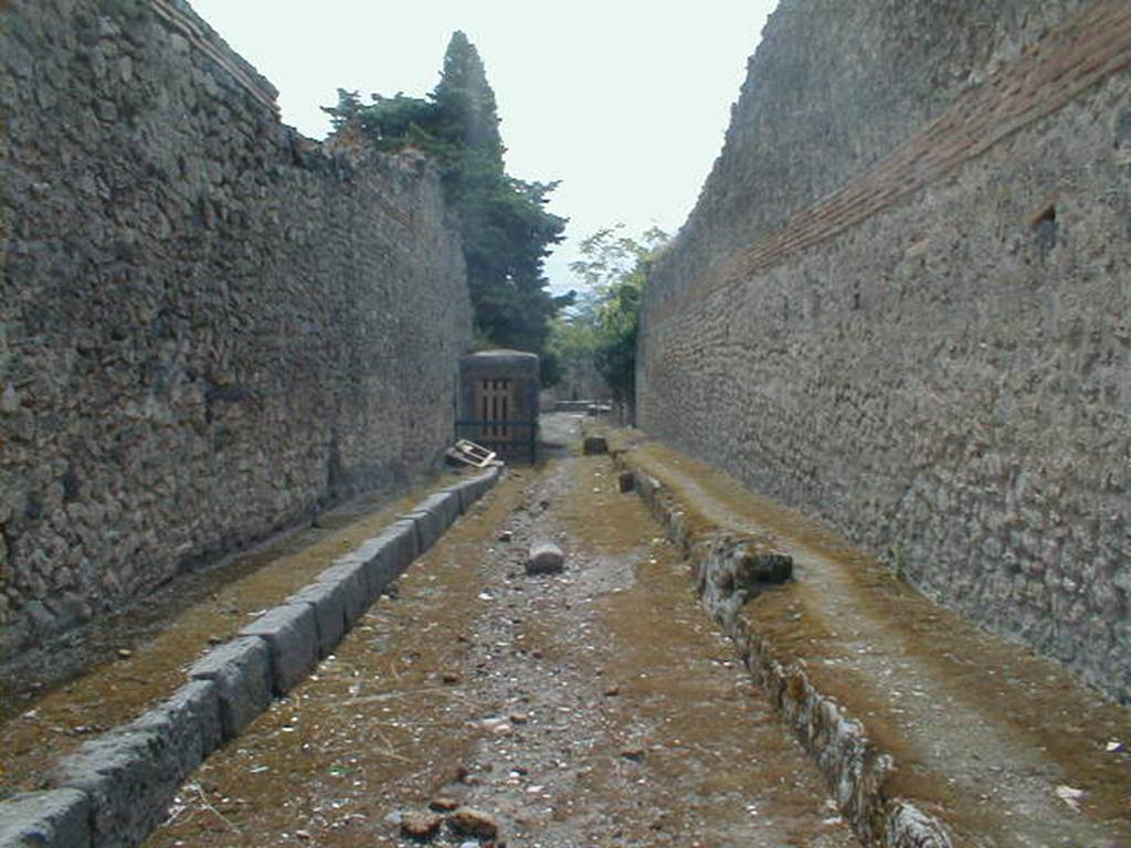 I.10 Pompeii. May 2005.         Vicolo del Citarista looking south.           Side wall of I.3.24 

