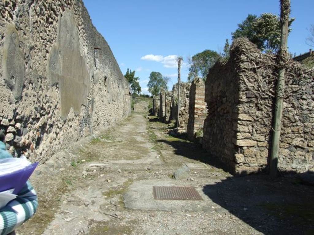 Vicolo del Citarista (on right). Unnamed vicolo between I.10 and I.19. Looking east from the junction towards the south end of Vicolo di Paquius Proculus. March 2009.