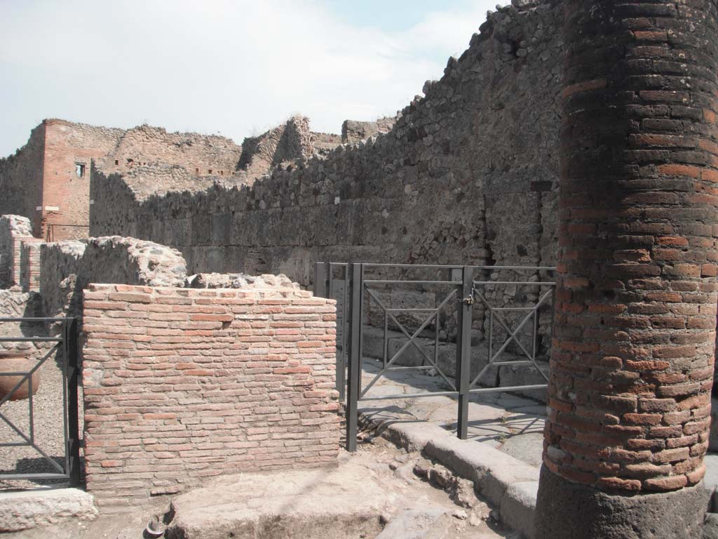 Vicolo del Gigante, Pompeii, centre right. May 2010. 
Looking towards east wall from junction at Via Marina. Photo courtesy of Ivo van der Graaff.
