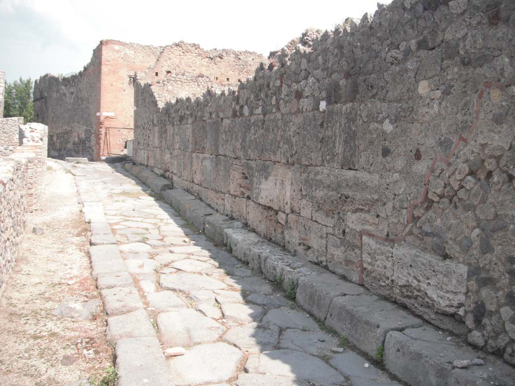 Vicolo del Gigante, between VII.16 and VII.7, Pompeii. May 2010. 
Looking north along east wall from Via Marina. Photo courtesy of Ivo van der Graaff.
