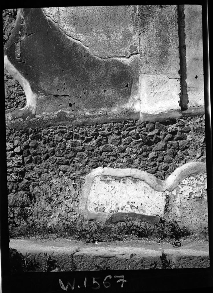 Vicolo del Labirinto, west side. W.1567. Looking west at wall plaster remains on side wall of VI.12 2/5.
Photo by Tatiana Warscher. Photo © Deutsches Archäologisches Institut, Abteilung Rom, Arkiv. 
