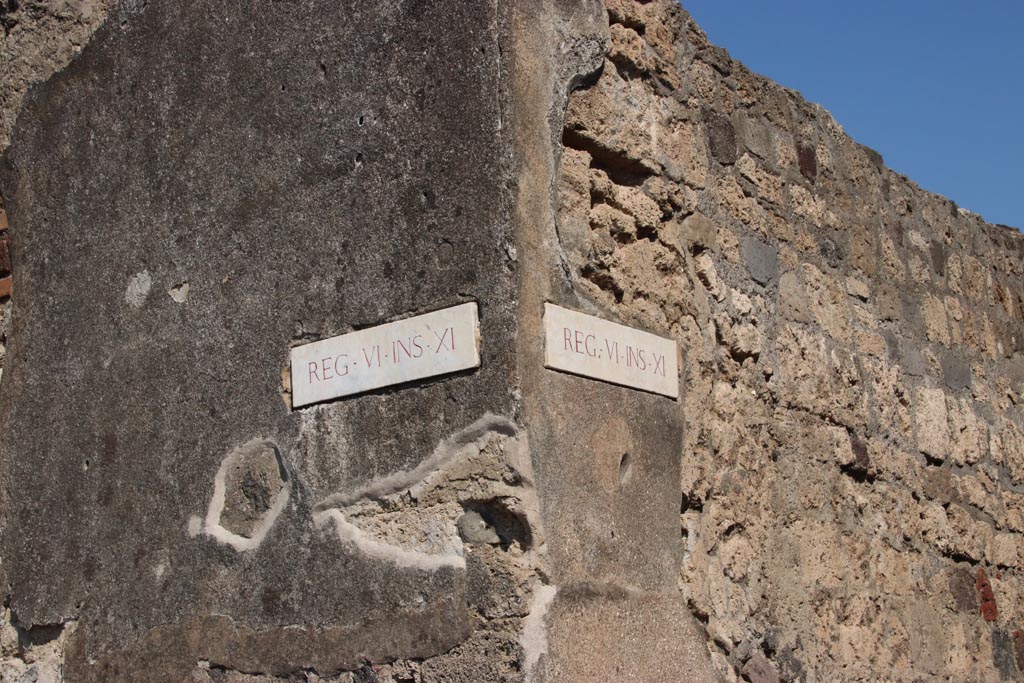 Vicolo di Mercurio, Pompeii. October 2022. 
Wall junction of VI.11.9, between Vicolo del Fauno, on left, and Vicolo del Mercurio, on right. Photo courtesy of Klaus Heese.

