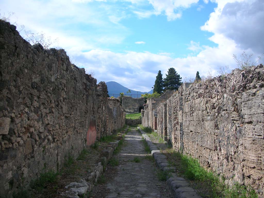 Vicolo di Modesto, Pompeii. May 2010. Looking north. Photo courtesy of Ivo van der Graaff.
