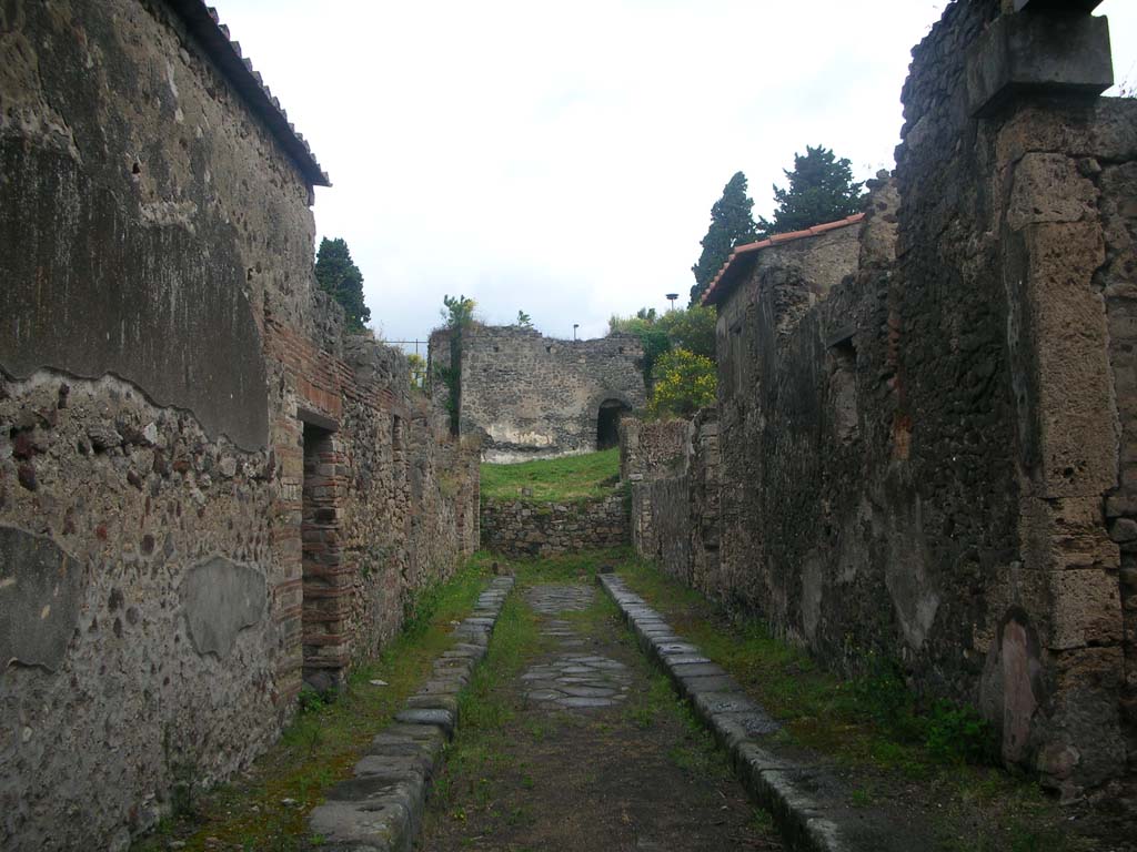 Vicolo di Modesto, Pompeii. May 2010. Looking north towards Tower XII. Photo courtesy of Ivo van der Graaff.