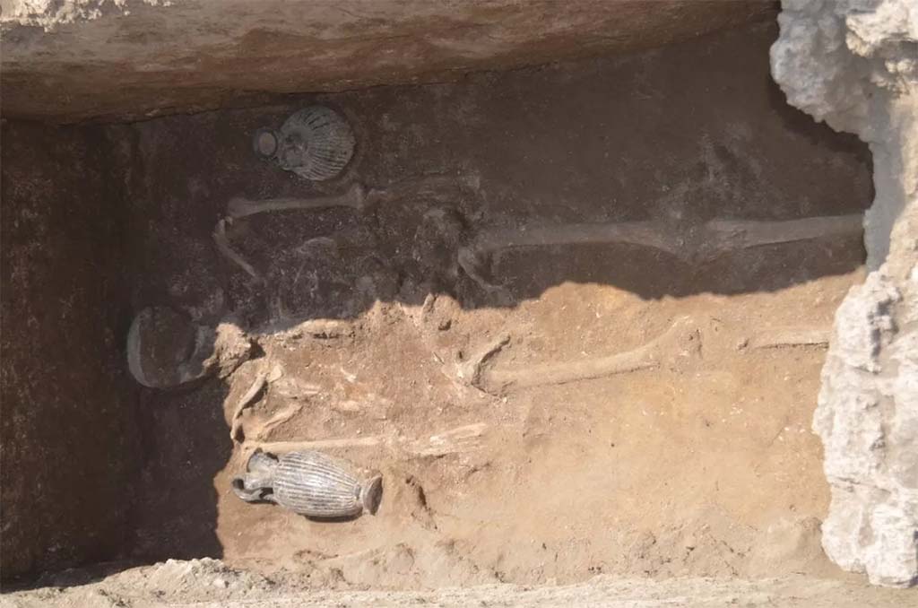 HGE32A Pompeii. June 2016. Tomb of a Samnite Man. There is an oenochoe lying against the right arm, a lekythos in a vertical position near the left arm

Photograph  Parco Archeologico di Pompei.
