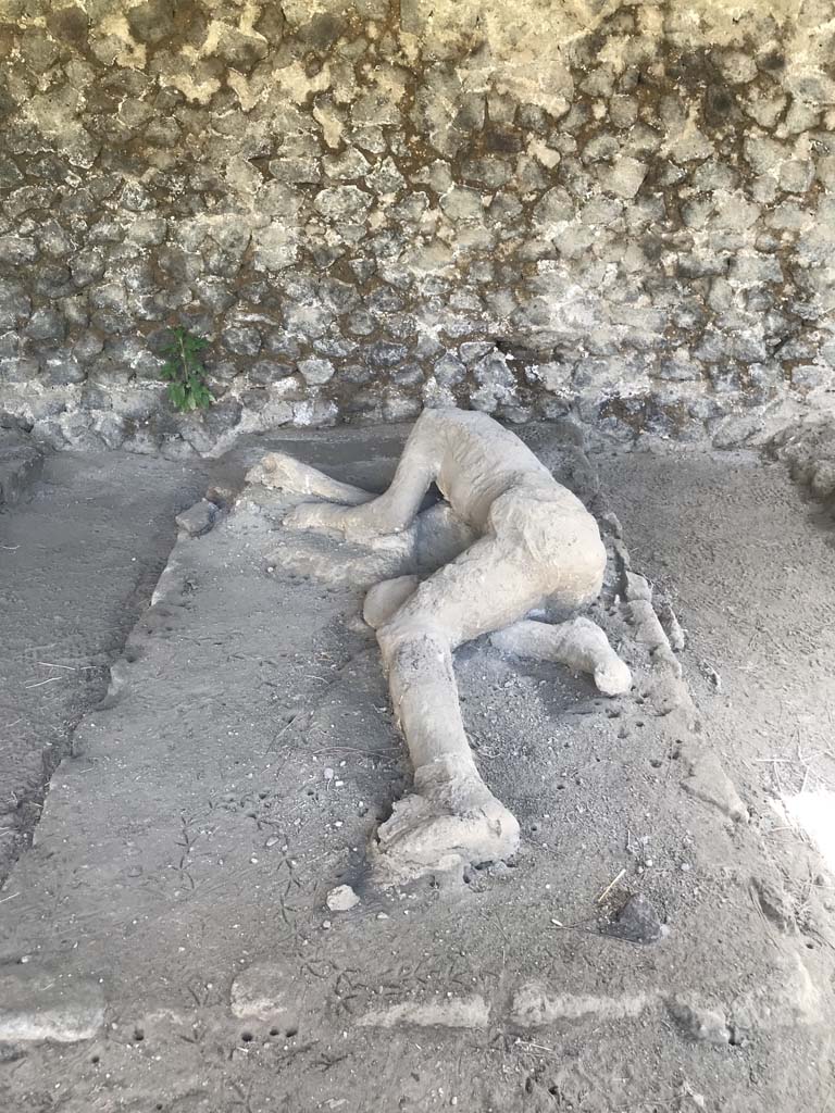 Pompeii, outside Porta Nocera. April 2019.  
Plaster cast of remains of a third fleeing victim found in 1956/7. Photo courtesy of Rick Bauer.
