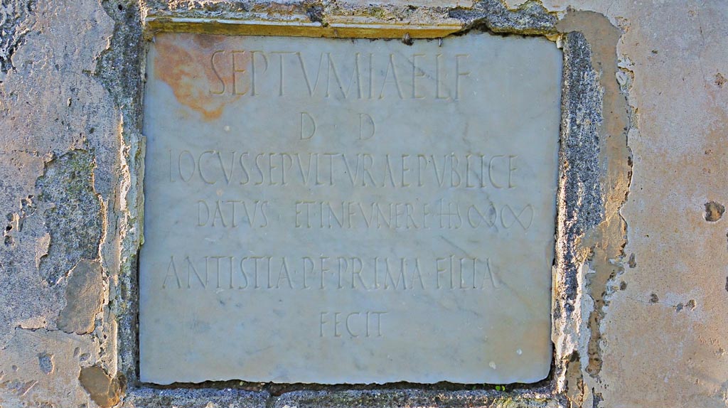 VGL Pompeii. December 2019. 
Inscribed marble plaque with Latin inscription on east side of tomb of Septumia. Photo courtesy of Giuseppe Ciaramella.
