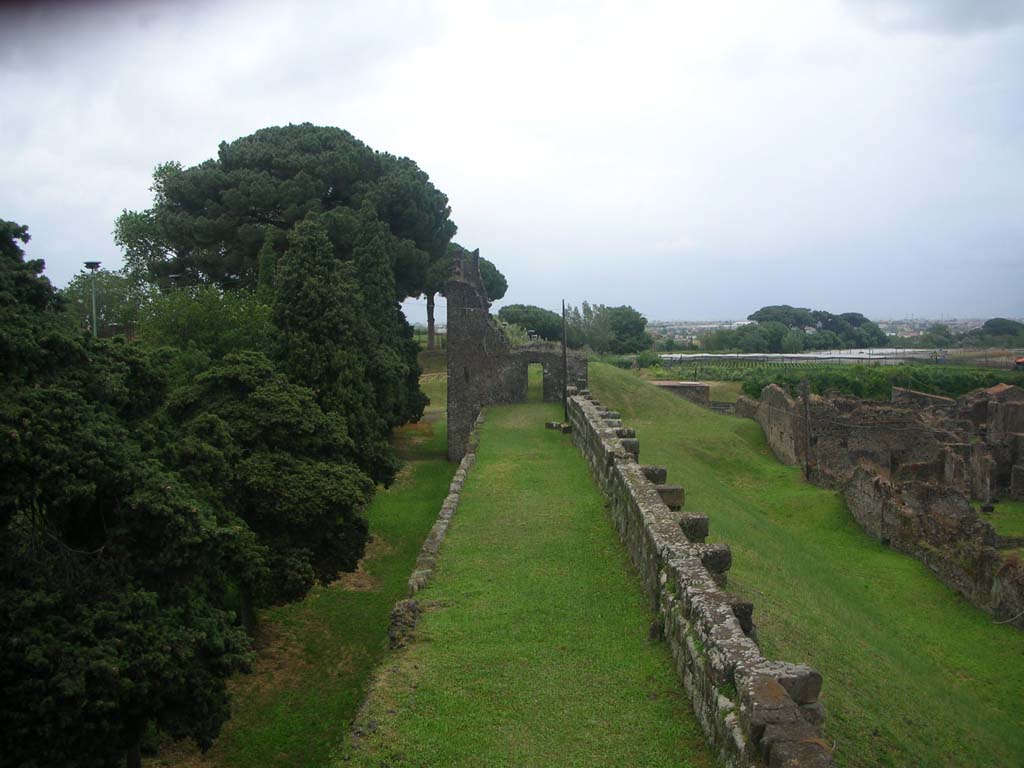 Tower XI, Pompeii. May 2010. 
Looking east from Tower along top of city wall towards Tower X. Photo courtesy of Ivo van der Graaff.

