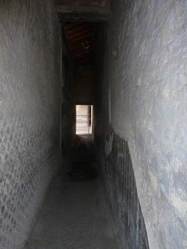 Oplontis, September 2015. Looking south along corridor 6 from the west portico, room 33, towards room 4.