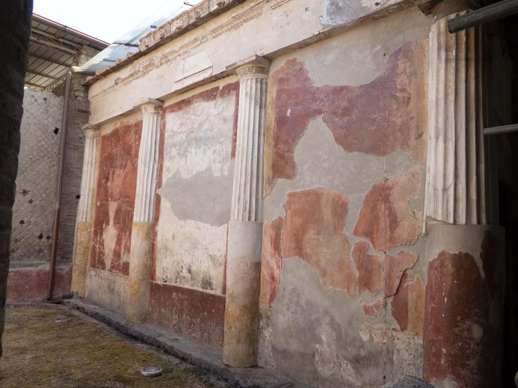 Oplontis Villa of Poppea, September 2017. Room 20, east wall of small courtyard garden, and upper wall stucco. 
Foto Annette Haug, ERC Grant 681269 DÉCOR.

